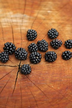 Ahşap masada siyah böğürtlen