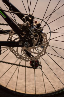 Asfaltta duran bir bisikletin çivileri ve halkası