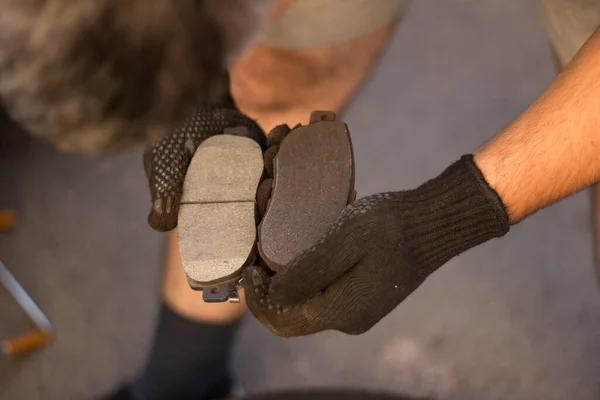 Auto Mechanic Shows Pads Car — Stock Photo, Image