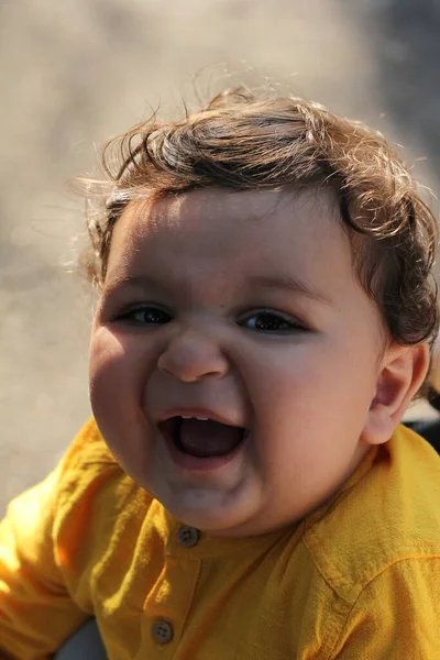 Kręcone Maluch Chłopiec Biały Wygląd Żółty Koszula Uśmiechnięty Zdjęcie Portret — Zdjęcie stockowe