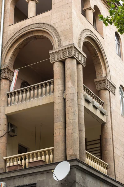 Balkon Van Een Huis Met Een Ornament Vorm Van Een — Stockfoto