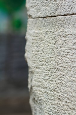 Ön planda bazalt duvar