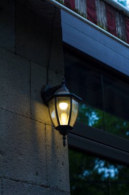 Duvarda asılı sokak lambası