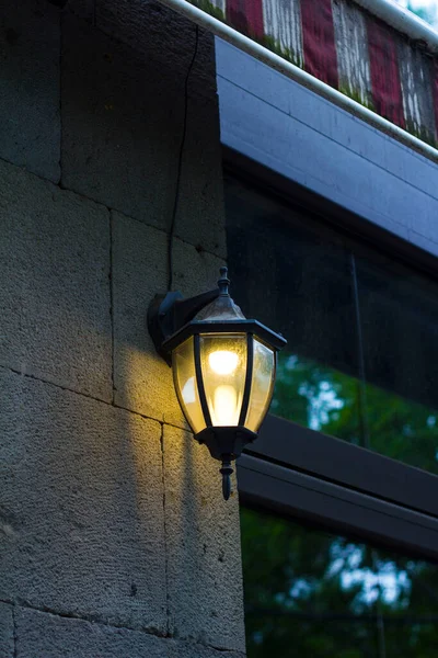 Lámpara Luminosa Calle Colgando Pared — Foto de Stock