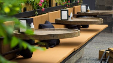 Restoranda ahşap sandalyeler