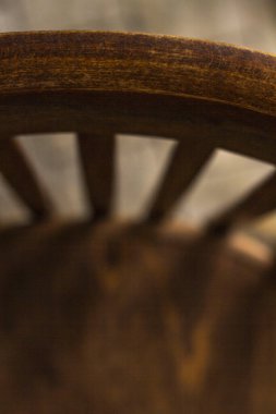 Yukarıdan çekilmiş eski bir sandalyenin arkası.