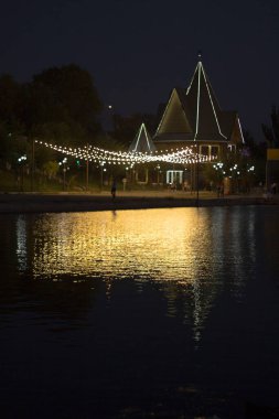 Parlak ışıkları olan gece parkı