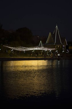 Nehrin karşısındaki gece şehri manzarası