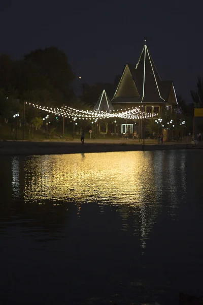 Parlak ışıkları olan gece parkı
