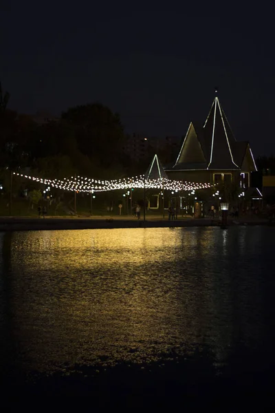 Nehrin karşısındaki gece şehri manzarası