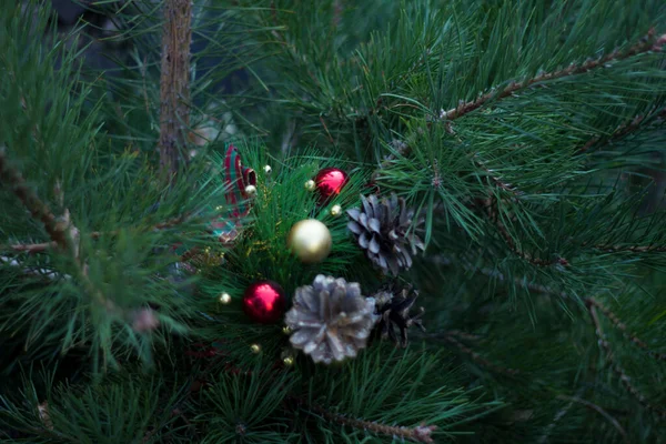 Karácsonyfa Dekoráció Golyókkal Kúpokkal — Stock Fotó
