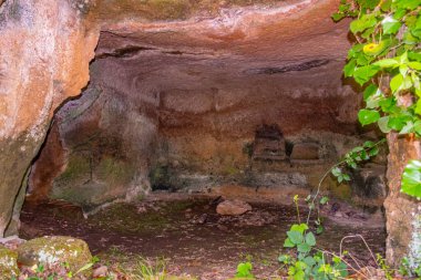 Sorano ve Onano, Tuscany, İtalya yakınlarındaki Vitozza antik kaya yerleşkesi.