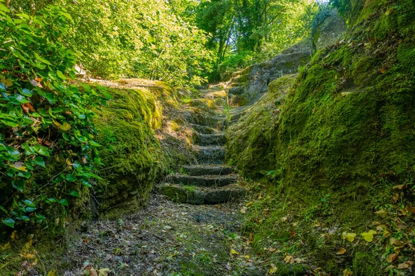Sorano ve Onano, Tuscany, İtalya yakınlarındaki Vitozza antik kaya yerleşkesi.