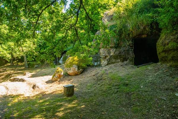 Sorano ve Onano, Tuscany, İtalya yakınlarındaki Vitozza antik kaya yerleşkesi.