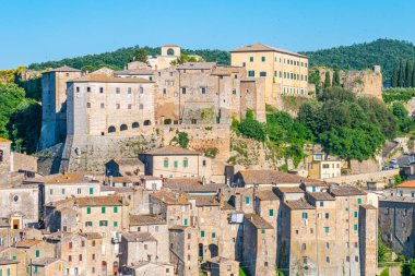Küçük ortaçağ kasabası Sorano, Toskana, İtalya