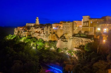 Pitigliano 'nun gece manzarası, İtalya, Toskana' da küçük bir ortaçağ kasabası.
