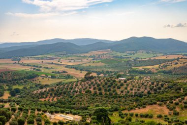 Öğleden sonra İtalya 'nın küçük Capalbio kasabasını çevreleyen tepelerin manzarası