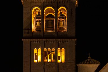 Assisi, Umbria, İtalya 'daki Aziz Francis Bazilikası, gece gün batımından sonra