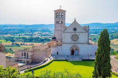 Assisi, Umbria, İtalya 'daki Aziz Francis Bazilikası, mavi gökyüzüne karşı
