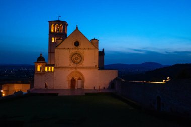 Assisi, Umbria, İtalya 'daki Aziz Francis Bazilikası, gece gün batımından sonra
