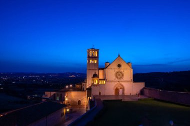 Assisi, Umbria, İtalya 'daki Aziz Francis Bazilikası, gece gün batımından sonra