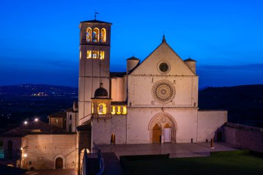 Assisi, Umbria, İtalya 'daki Aziz Francis Bazilikası, gece gün batımından sonra