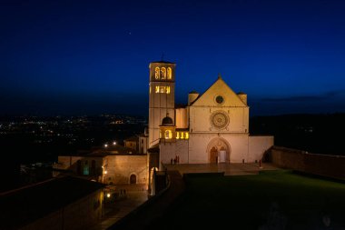 Assisi, Umbria, İtalya 'daki Aziz Francis Bazilikası, gece gün batımından sonra