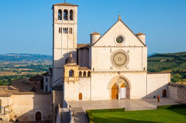Assisi, Umbria, İtalya 'daki Aziz Francis Bazilikası, mavi gökyüzüne karşı