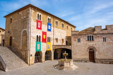 La piazza Principale del piccolo borgo antico di Bevagna in provincia di Perugia, Umbria, Italia con la caratteristica fontana monumentale