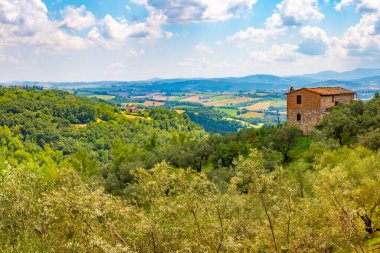La campagna italiana intorno alla cittadina di Todi, Umbria, Italia