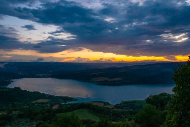 Colliatissimo tramonto sul lago di Corbara, Umbria, Italia, con cielo nuvoloso e only arancione