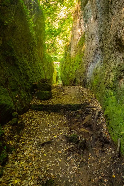 Caverna Vie Caminho Estreito Antigo Dentro Rochas Touff Escavadas Pela — Fotografia de Stock