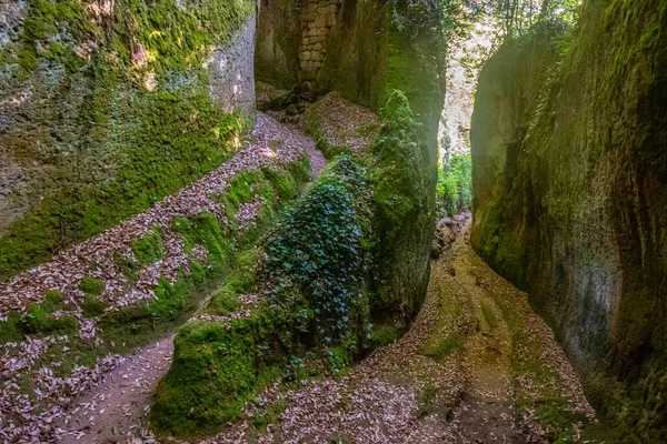 Vie Mağarası, İtalya 'nın güneyindeki Toskana uygarlığı tarafından kazılan sert kayaların içindeki dar ve eski yol.