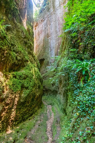 Jaskinia Vie Wąska Starożytna Ścieżka Wewnątrz Skał Tufowych Wykopanych Przez — Zdjęcie stockowe