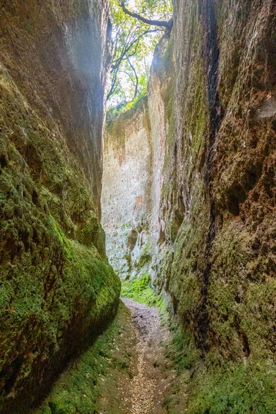 Σπήλαιο Vie Στενό Και Αρχαίο Μονοπάτι Μέσα Touff Βράχους Ανασκαφεί — Φωτογραφία Αρχείου