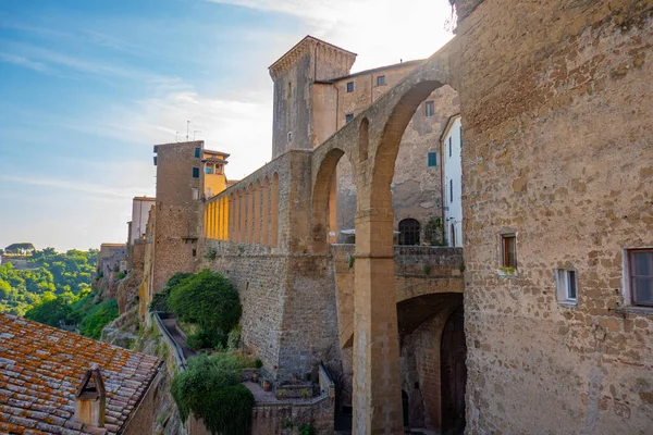 Pitigliano şehri, Toskana, İtalya 'da küçük bir ortaçağ kasabası, gün doğumunda mavi gökyüzü