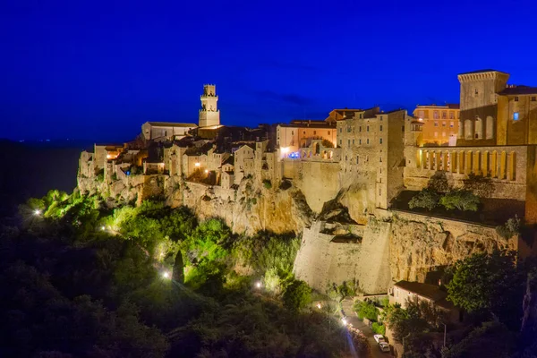 Pitigliano 'nun gece manzarası, İtalya, Toskana' da küçük bir ortaçağ kasabası.