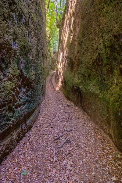 Jaskinia Vie Wąska Starożytna Ścieżka Wewnątrz Skał Tufowych Wykopanych Przez — Zdjęcie stockowe