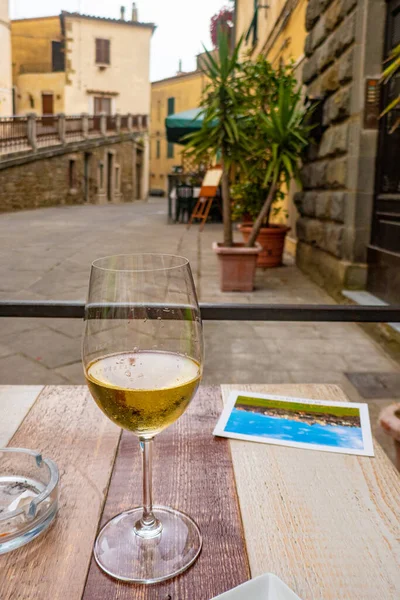 Glass White Wine Postcard Wooden Table Little Italian Town Manciano — Stock Photo, Image