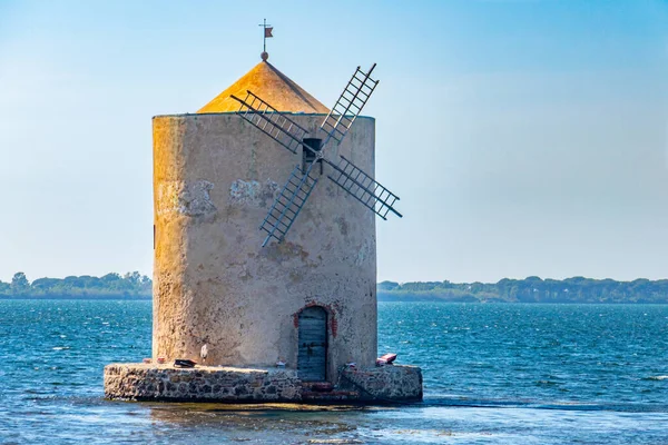 Denizdeki Orbetello yel değirmeni, Arjantario Dağı, Toskana İtalya, güneşli bir günde mavi gökyüzü