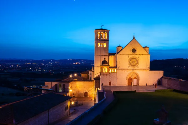 アッシジの聖フランシス大聖堂 ウンブリア イタリア 日没後の夜 — ストック写真