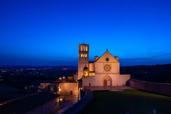 Assisi, Umbria, İtalya 'daki Aziz Francis Bazilikası, gece gün batımından sonra