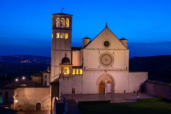 Assisi, Umbria, İtalya 'daki Aziz Francis Bazilikası, gece gün batımından sonra