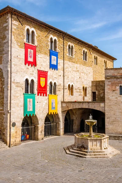 La piazza Principale del piccolo borgo antico di Bevagna in provincia di Perugia, Umbria, Italia con la caratteristica fontana monumentale