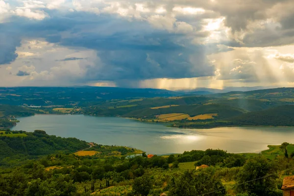 Tramonto coloratissimo e scenografico sul lago di Corbara, Umbria, Italia