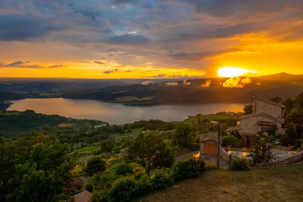 İtalya, Umbria, Corbara Gölü 'nde renkli gün batımı