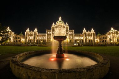 Victoria, British Columbia, Kanada 'daki Parlamento binasının önündeki çeşme.
