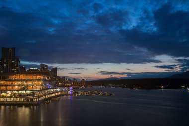 Vancouver Körfezi günbatımında binalar ve renkli gökyüzü, British Columbia, Kanada