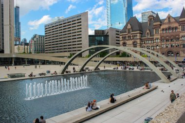 Yeni belediye binasının önündeki çeşme ve eski belediye binası, Toronto, Ontario, Kanada