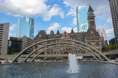 Yeni belediye binasının önündeki çeşme ve eski belediye binası, Toronto, Ontario, Kanada